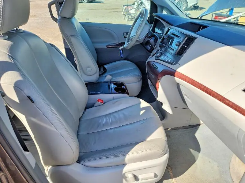 2014 TOYOTA SIENNA XLE 8-PASSENGER  