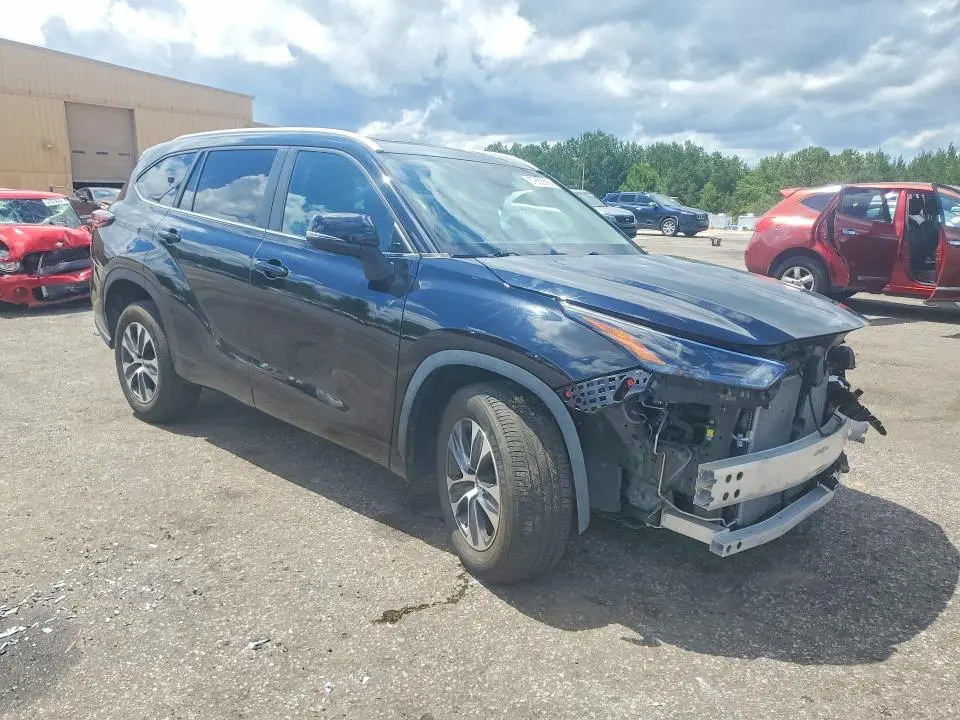 2024 TOYOTA HIGHLANDER XLE  