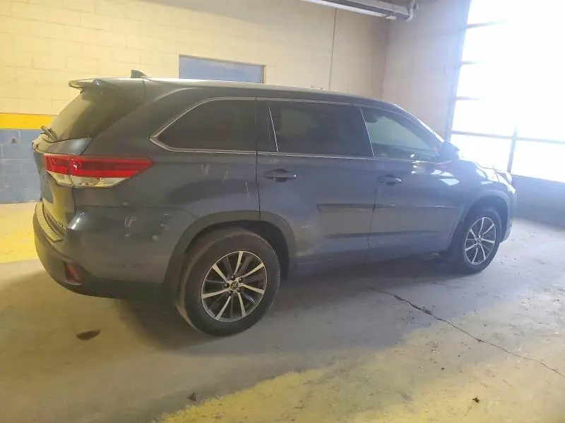 2018 TOYOTA HIGHLANDER SE  