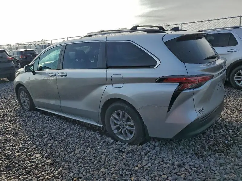 2022 TOYOTA SIENNA XLE  