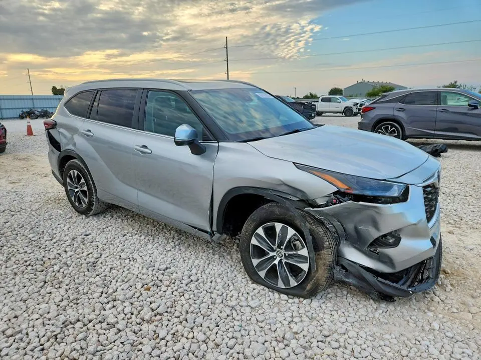 2025 TOYOTA HIGHLANDER XLE  