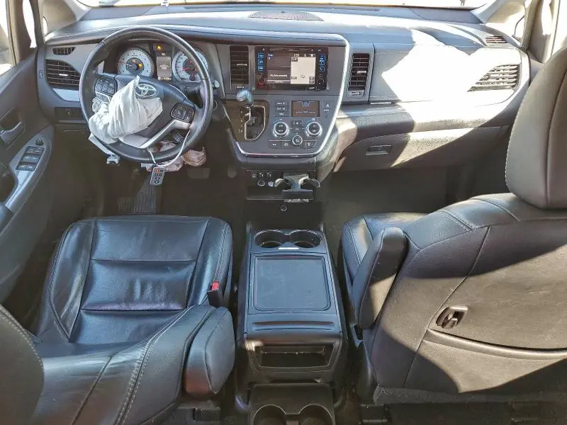 2017 TOYOTA SIENNA SE  