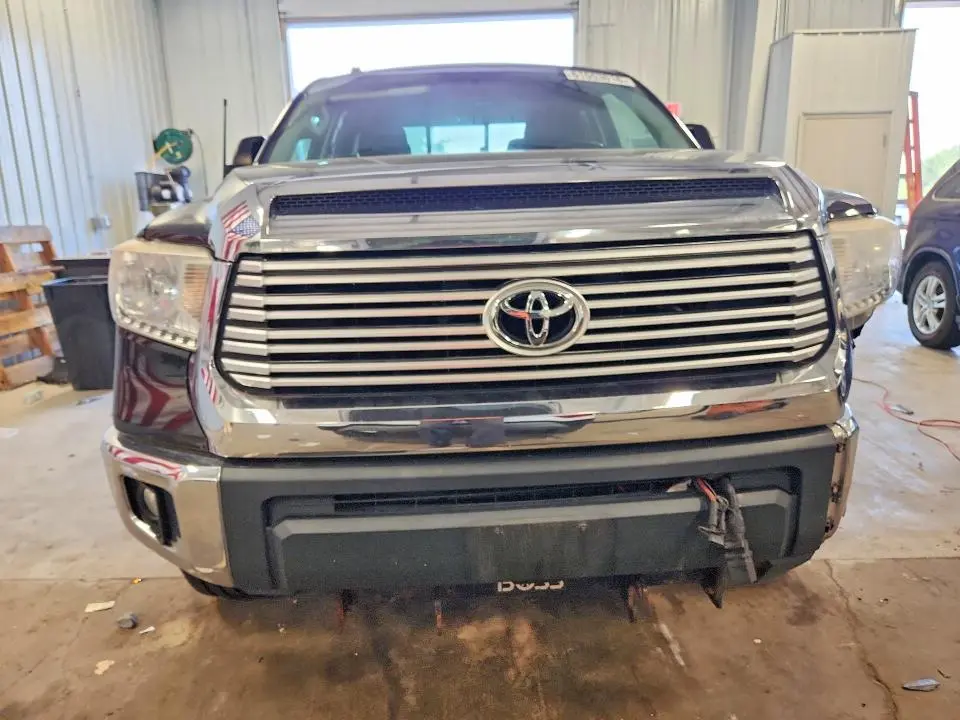 2017 TOYT TUNDRA SR5   