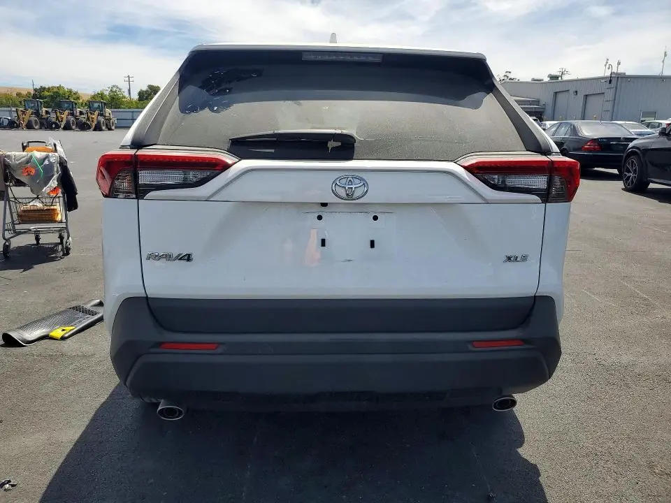 2022 TOYOTA RAV4 XLE  