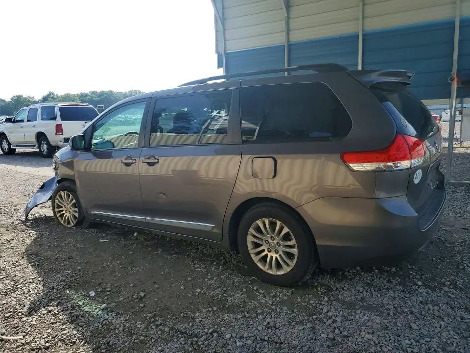 2013 TOYOTA SIENNA XLE 8-PASSENGER  