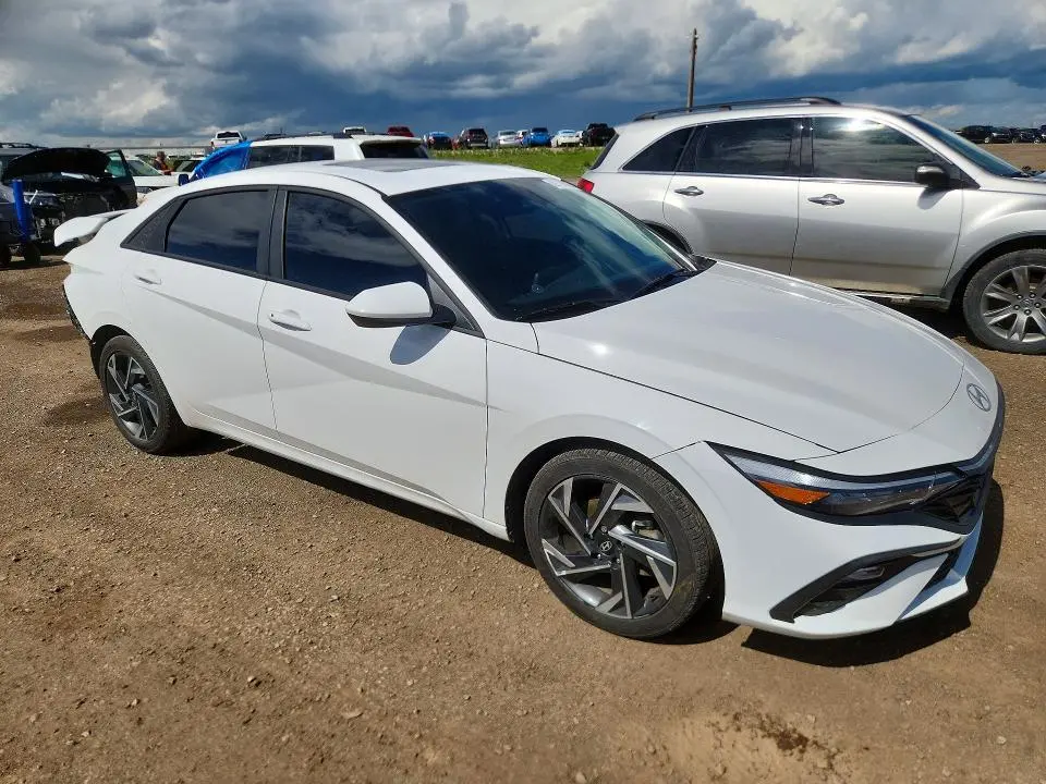 2024 HYUNDAI ELANTRA SEL  