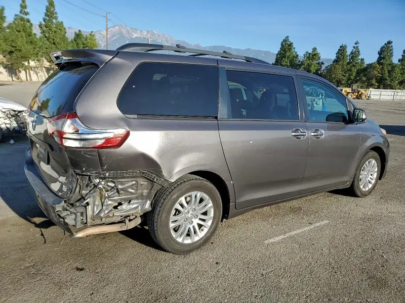2016 TOYOTA SIENNA XLE  