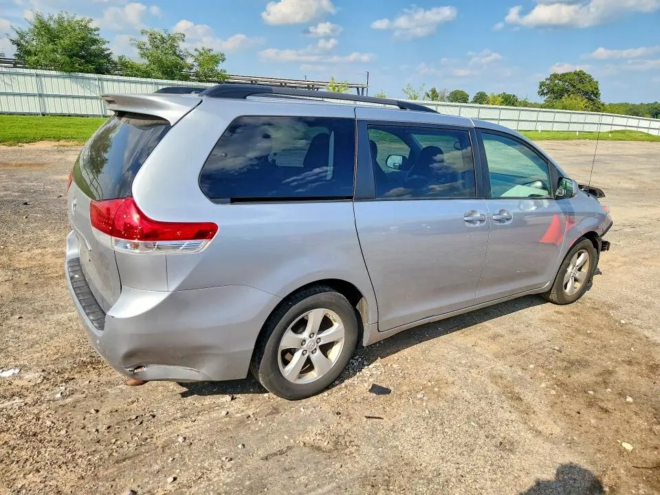 2014 TOYOTA SIENNA LE  