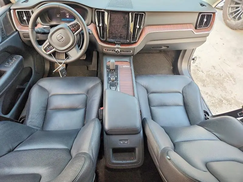 2024 VOLVO XC60 PLUS  