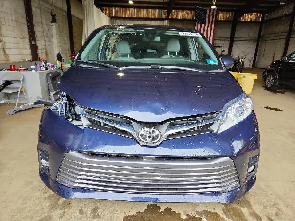 2018 TOYOTA SIENNA XLE 8-PASSENGER  
