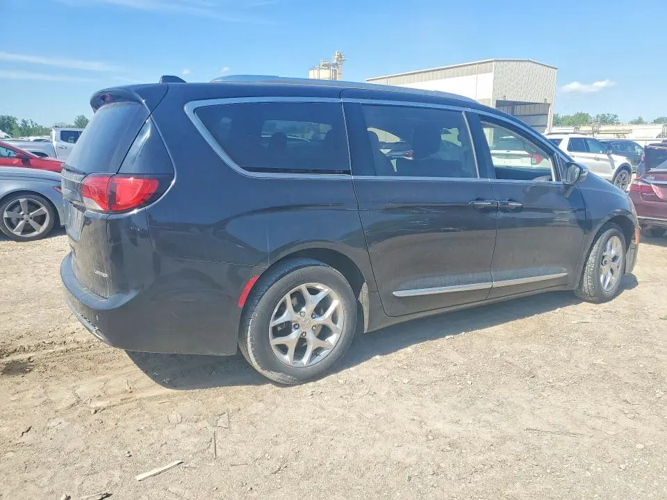 2017 CHRYSLER PACIFICA LIMITED  