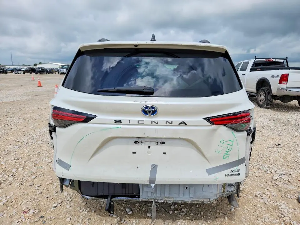 2021 TOYOTA SIENNA XLE  