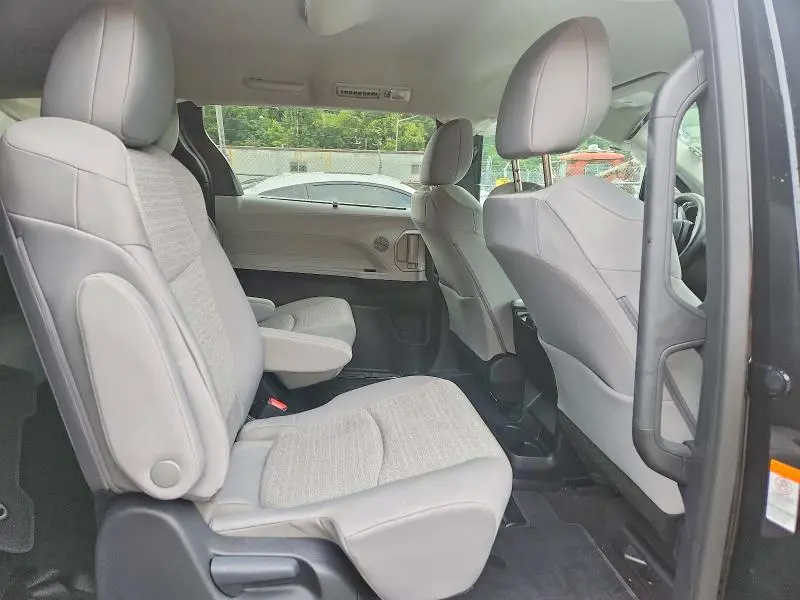 2026 TOYOTA SIENNA LE  