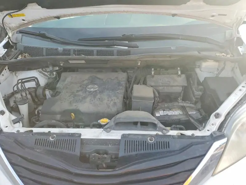 2012 TOYOTA SIENNA LE  