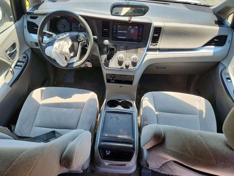 2017 TOYOTA SIENNA LE  