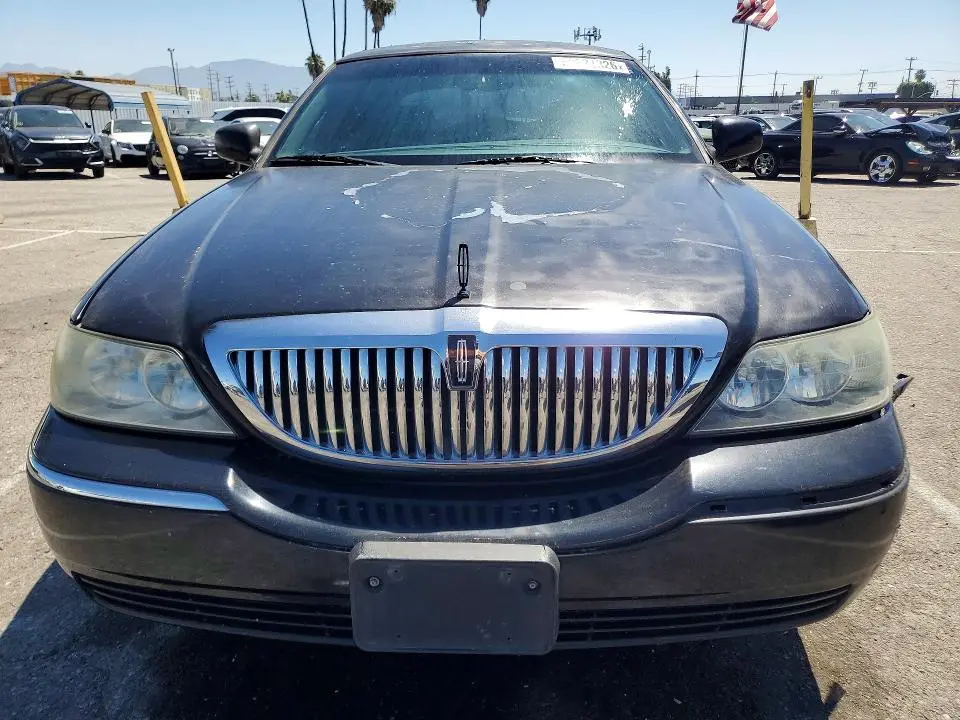 2010 LINCOLN TOWN CAR SIGNATURE LIMITED  