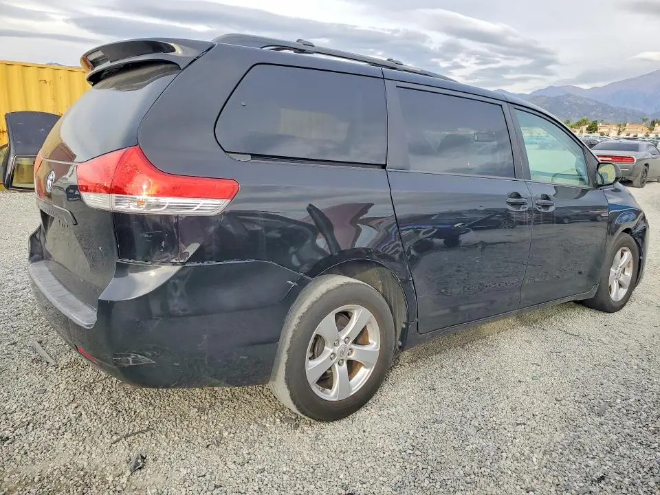 2013 TOYOTA SIENNA LE  
