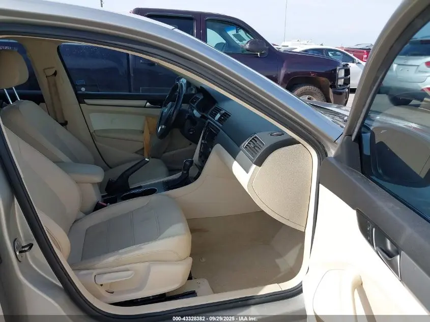 2014 VOLKSWAGEN PASSAT 2.0L TDI SE