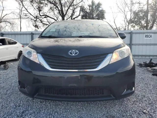 2017 TOYOTA SIENNA LE  