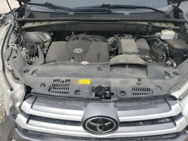 2019 TOYOTA HIGHLANDER SE  