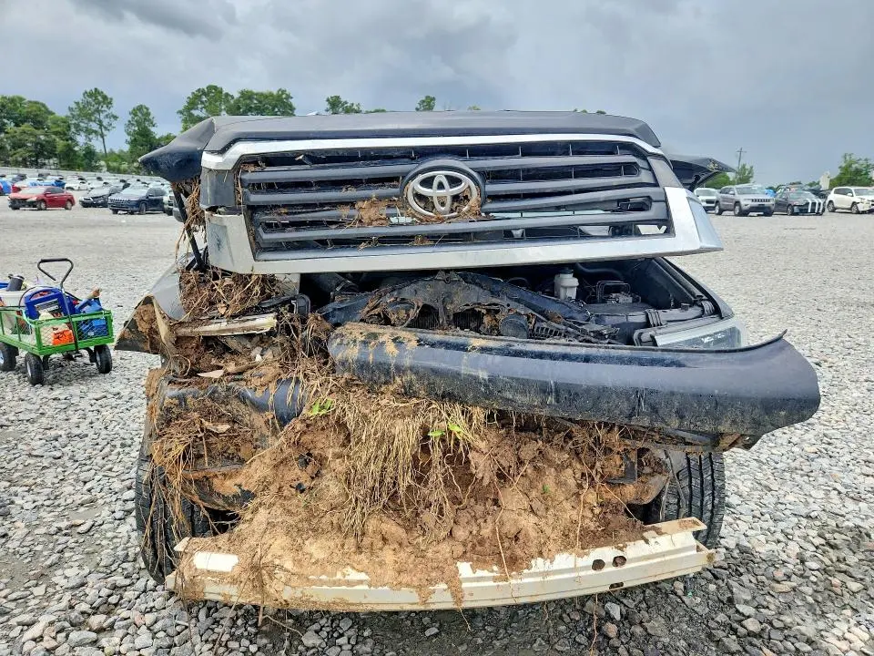 2018 TOYOTA SEQUOIA SR5  