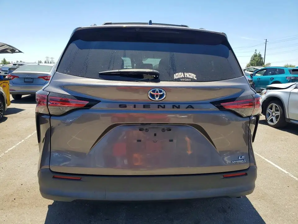 2021 TOYOTA SIENNA LE  