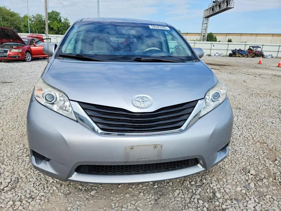 2013 TOYOTA SIENNA LE  