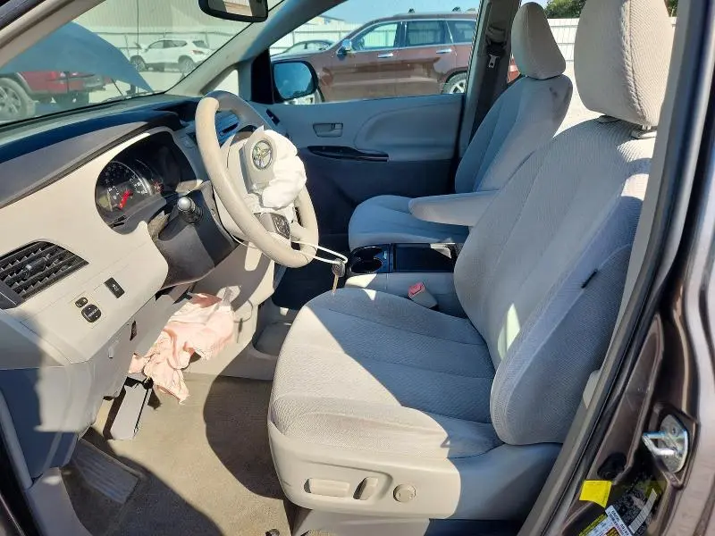 2011 TOYOTA SIENNA LE  