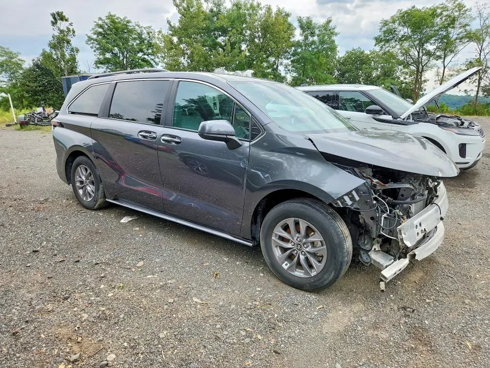 2025 TOYOTA SIENNA XLE 8-PASSENGER  