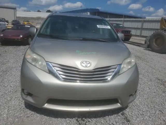 2017 TOYOTA SIENNA XLE  
