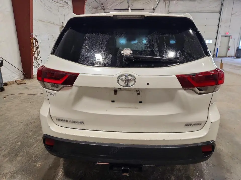 2019 TOYOTA HIGHLANDER SE  