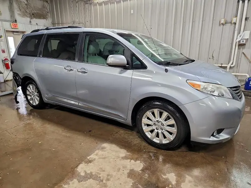 2014 TOYOTA SIENNA XLE  