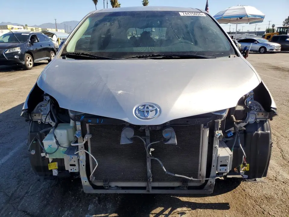 2013 TOYOTA SIENNA LE  