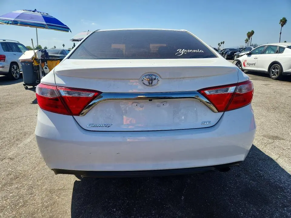 2016 TOYOTA CAMRY SE  