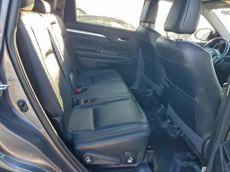 2017 TOYOTA HIGHLANDER SE  