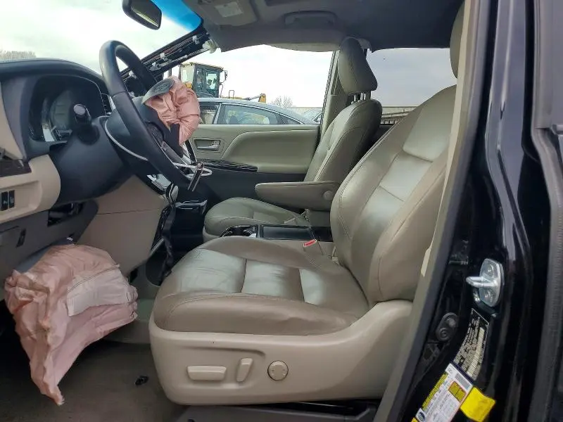 2017 TOYOTA SIENNA XLE  