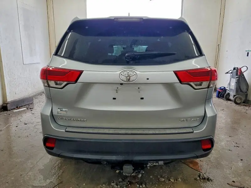 2018 TOYOTA HIGHLANDER SE  