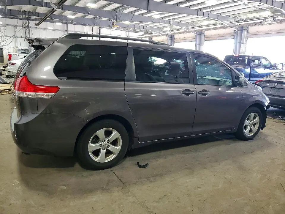 2013 TOYOTA SIENNA LE  