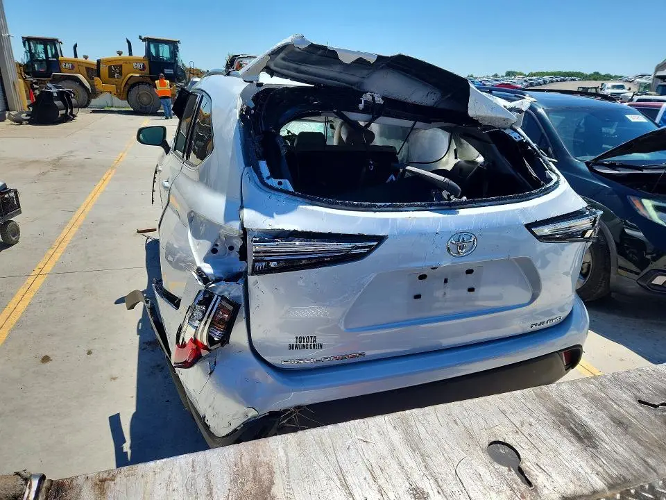 2022 TOYOTA HIGHLANDER XLE  