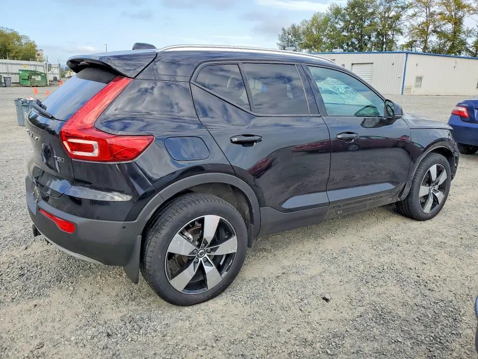 2019 VOLVO XC40 T5 MOMENTUM  