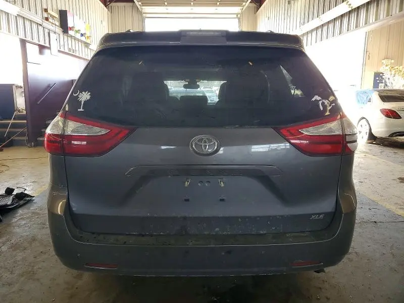 2019 TOYOTA SIENNA XLE  