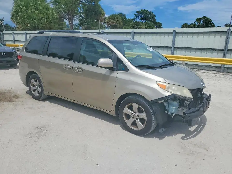 2015 TOYOTA SIENNA LE  