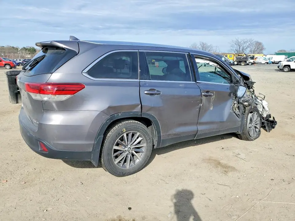 2019 TOYOTA HIGHLANDER XLE  