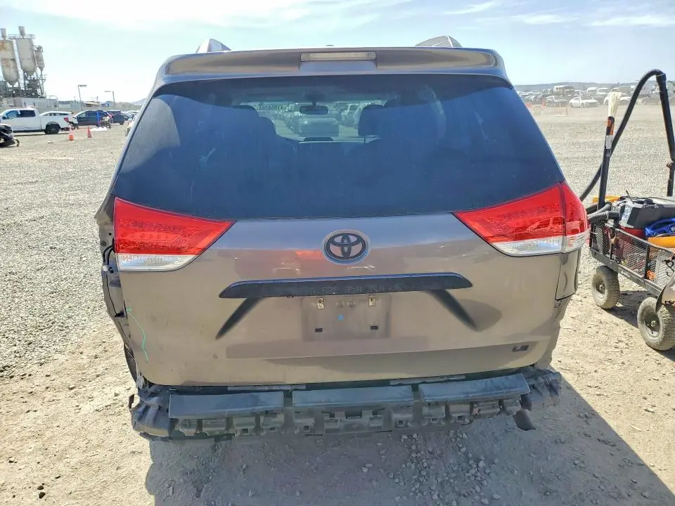 2014 TOYOTA SIENNA LE 8-PASSENGER  