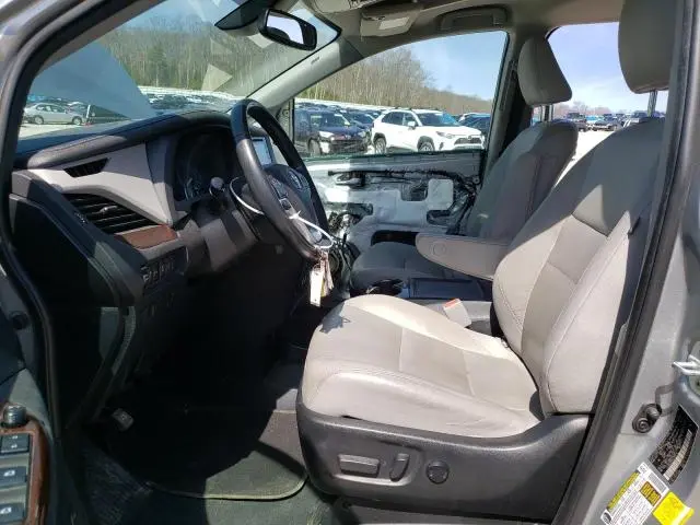 2020 TOYOTA SIENNA XLE  