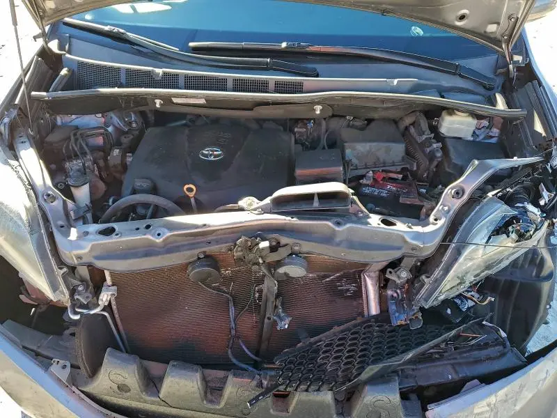 2017 TOYOTA SIENNA SE  