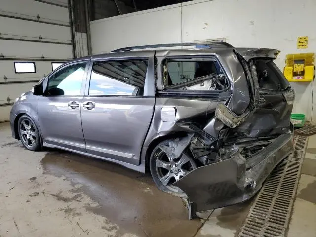 2017 TOYOTA SIENNA SE  