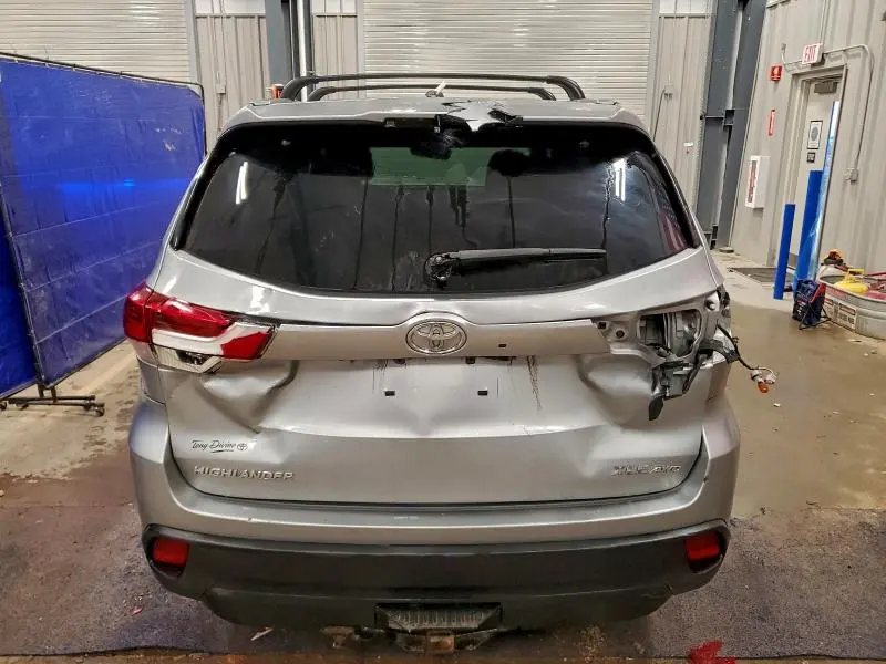 2019 TOYOTA HIGHLANDER SE  