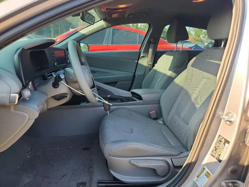2025 HYUNDAI ELANTRA SE  