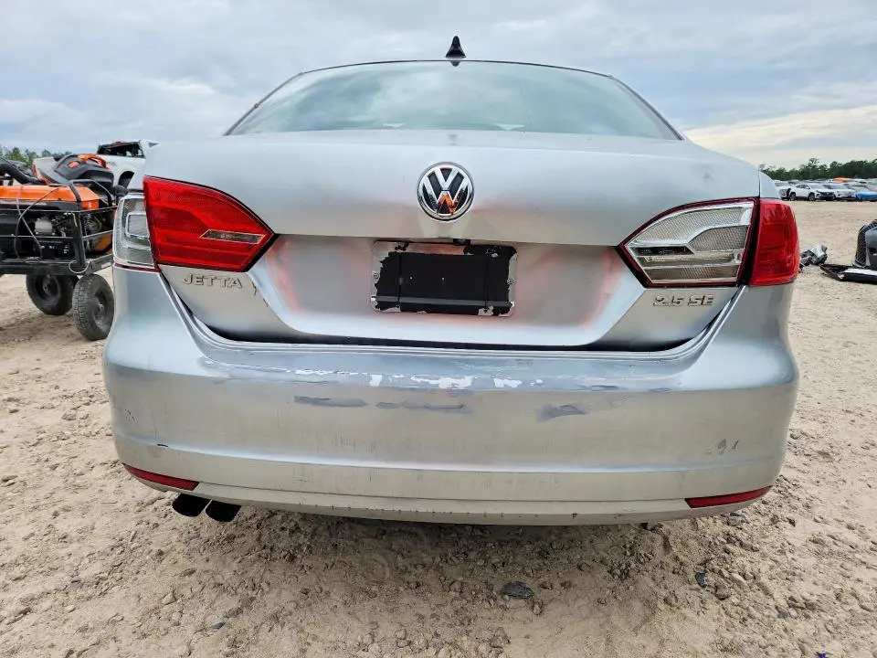 2011 VOLKSWAGEN JETTA SE  